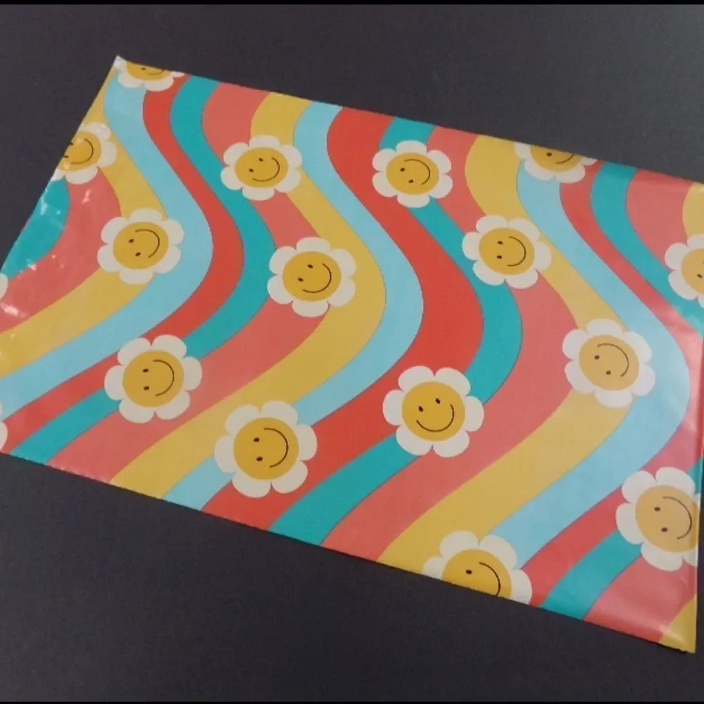 20- 10” x 13” Crazy Wavy Daisy Print Poly Mailers